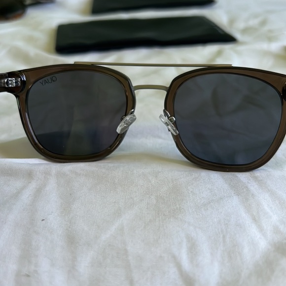 Quay sunglasses with case - Picture 4 of 5